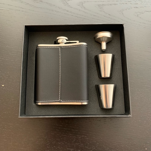 Brand New Glenfiddich Flask with Funnel Set Black - Picture 3 of 3